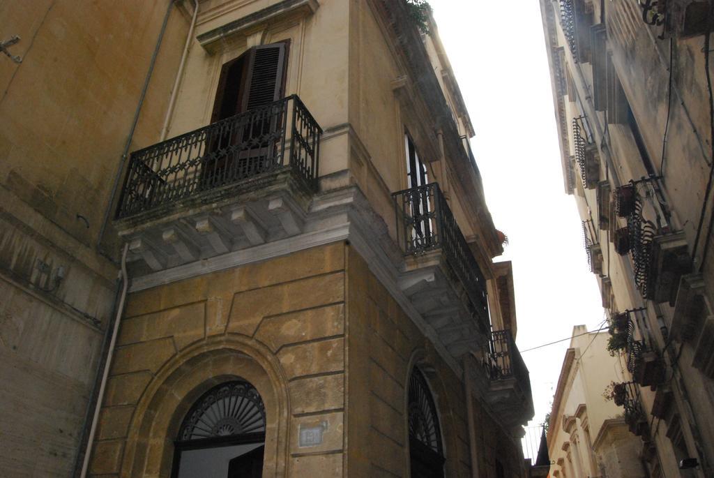 לינה וארוחת בוקר לצ'ה Palazzo Del Centro מראה חיצוני תמונה