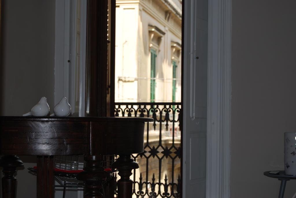 לינה וארוחת בוקר לצ'ה Palazzo Del Centro מראה חיצוני תמונה